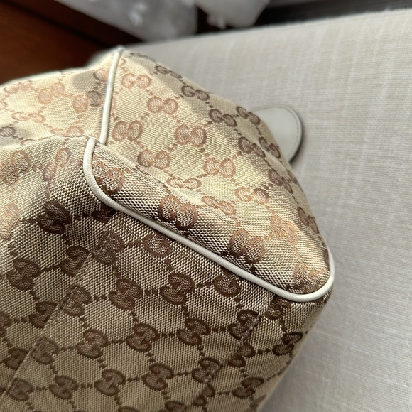 Like New & 💯 Authentic Gucci Hobo Shoulder Bag - Picture 5 of 10